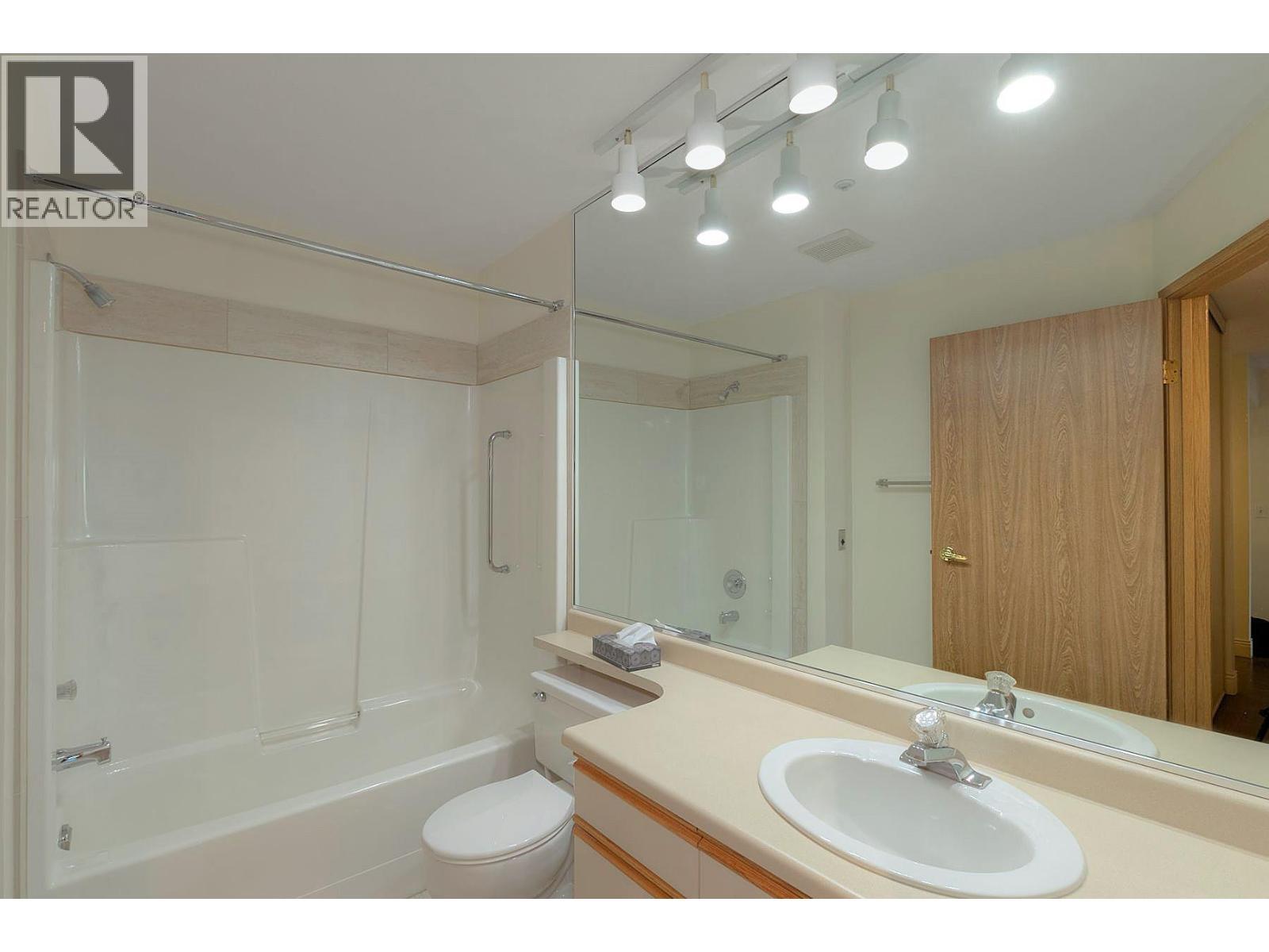 1045 Sutherland Avenue Unit# 152, Kelowna, BC - Indoor Photo Showing Bathroom