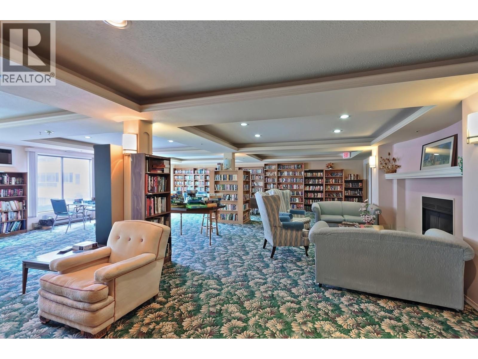 1045 Sutherland Avenue Unit# 152, Kelowna, BC - Indoor With Fireplace