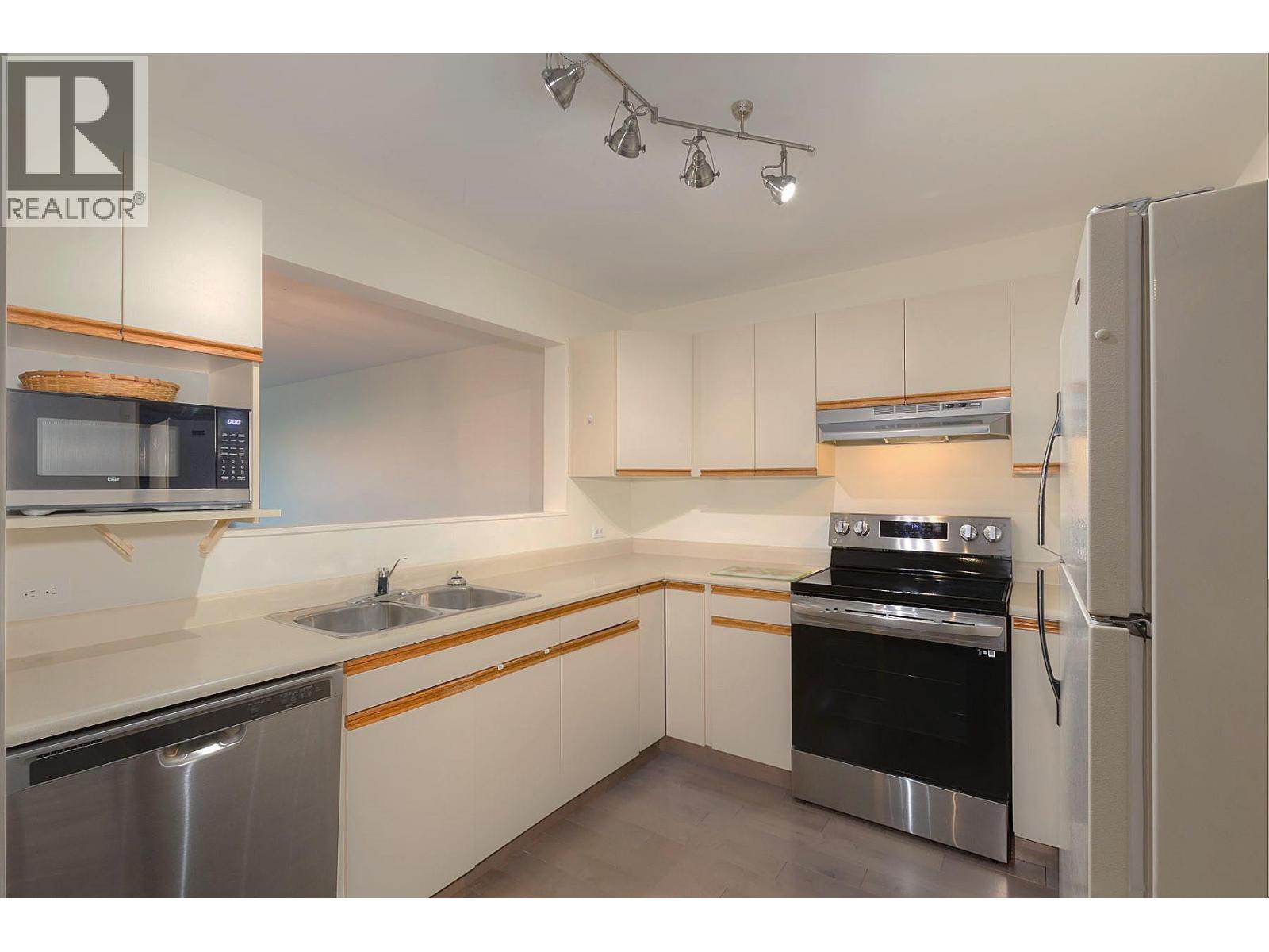 1045 Sutherland Avenue Unit# 152, Kelowna, BC - Indoor Photo Showing Kitchen With Double Sink