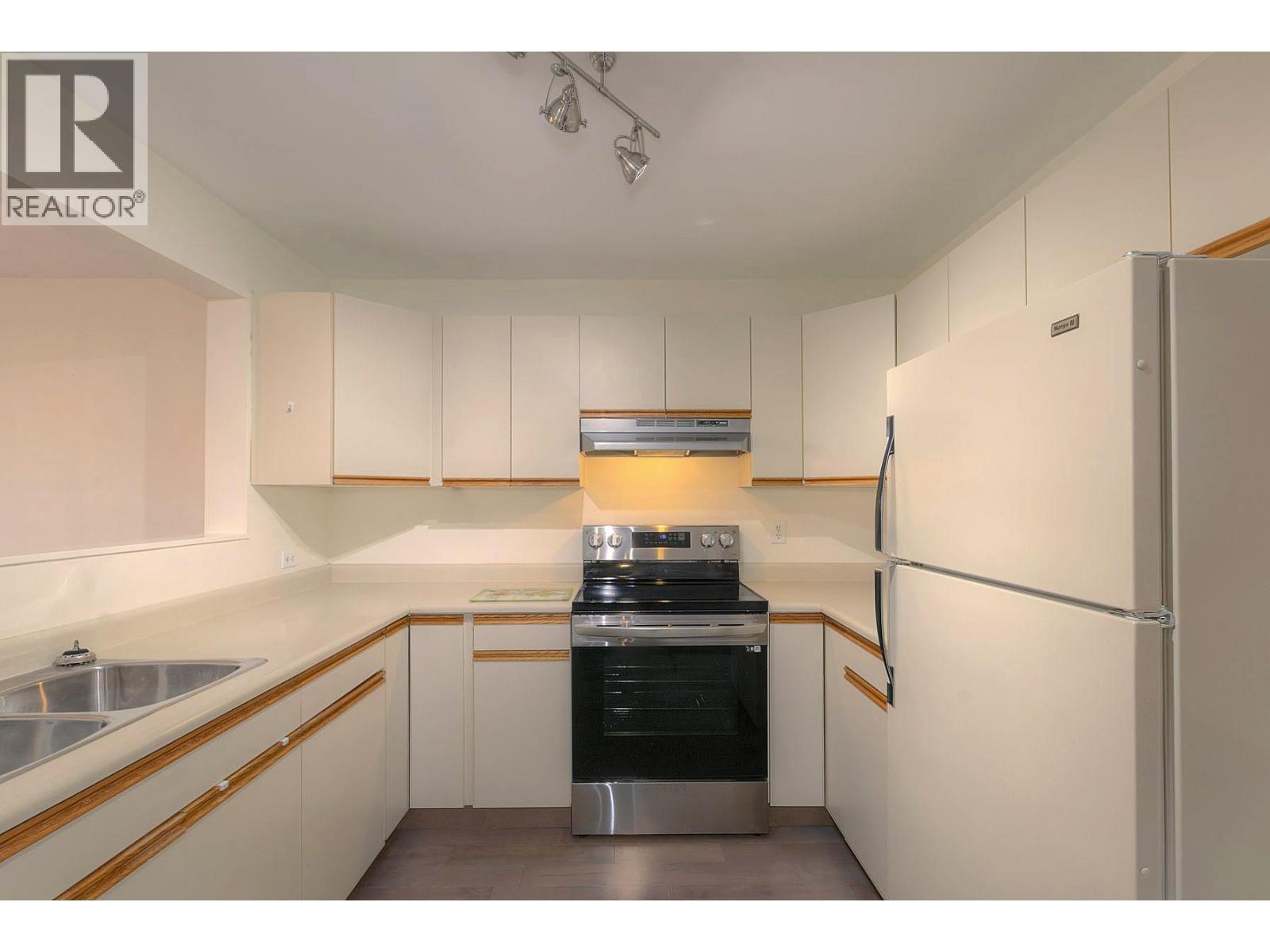 1045 Sutherland Avenue Unit# 152, Kelowna, BC - Indoor Photo Showing Kitchen With Double Sink
