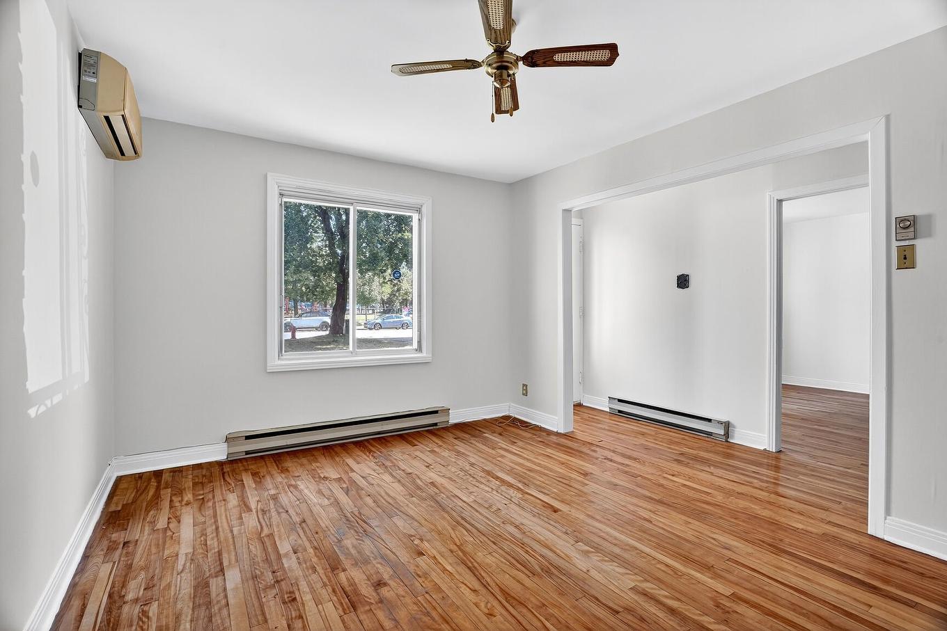 Salon - 480 - 482 Rue Trudeau, Montréal (Lasalle), QC - Indoor Photo Showing Other Room