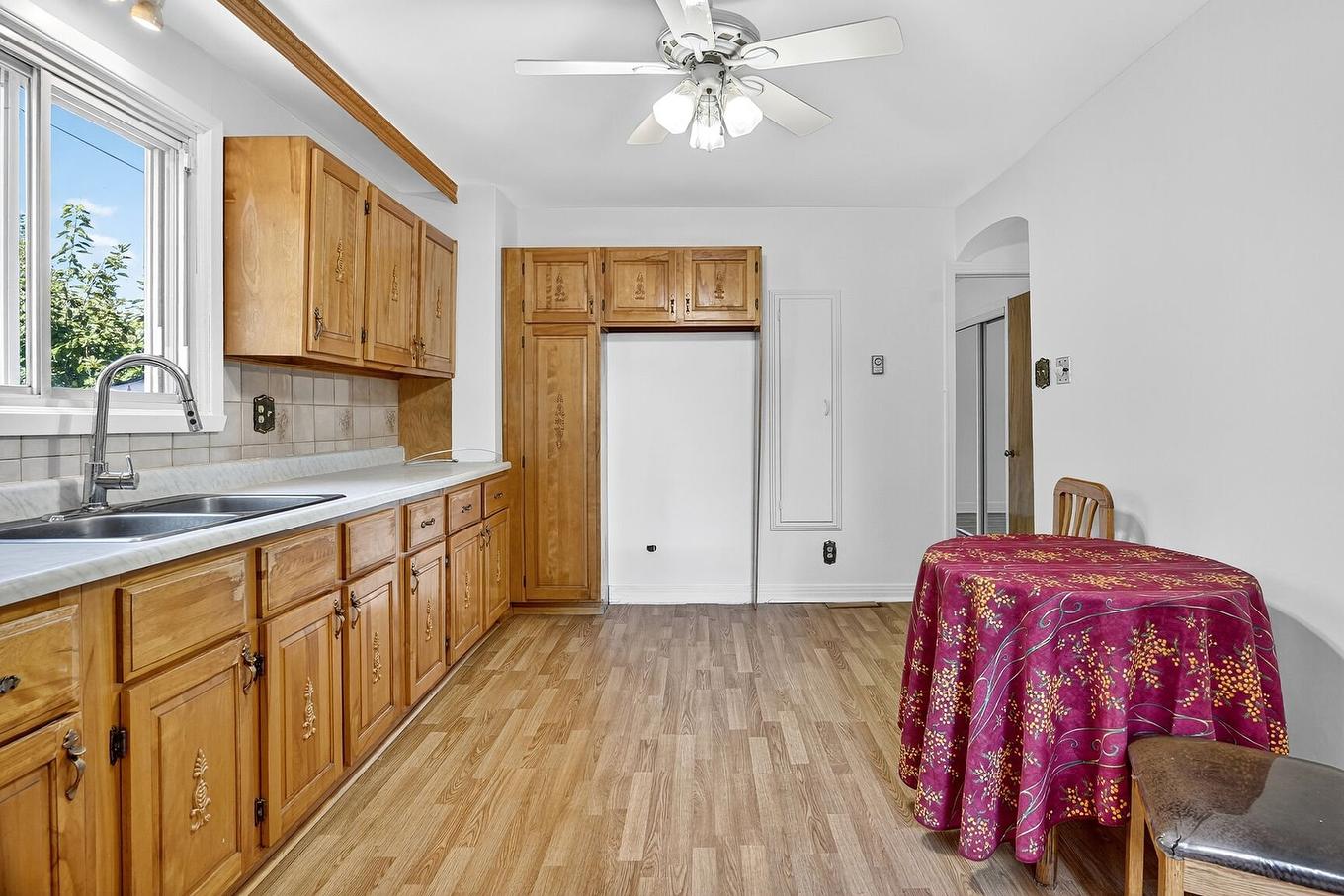 Coin-repas - 480 - 482 Rue Trudeau, Montréal (Lasalle), QC - Indoor Photo Showing Kitchen With Double Sink