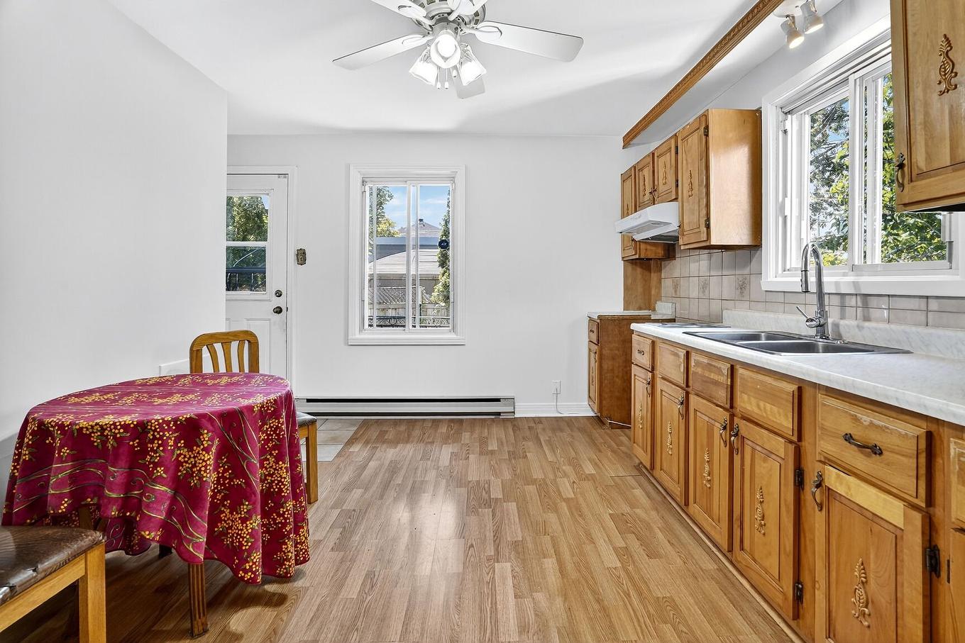 Coin-repas - 480 - 482 Rue Trudeau, Montréal (Lasalle), QC - Indoor Photo Showing Kitchen With Double Sink