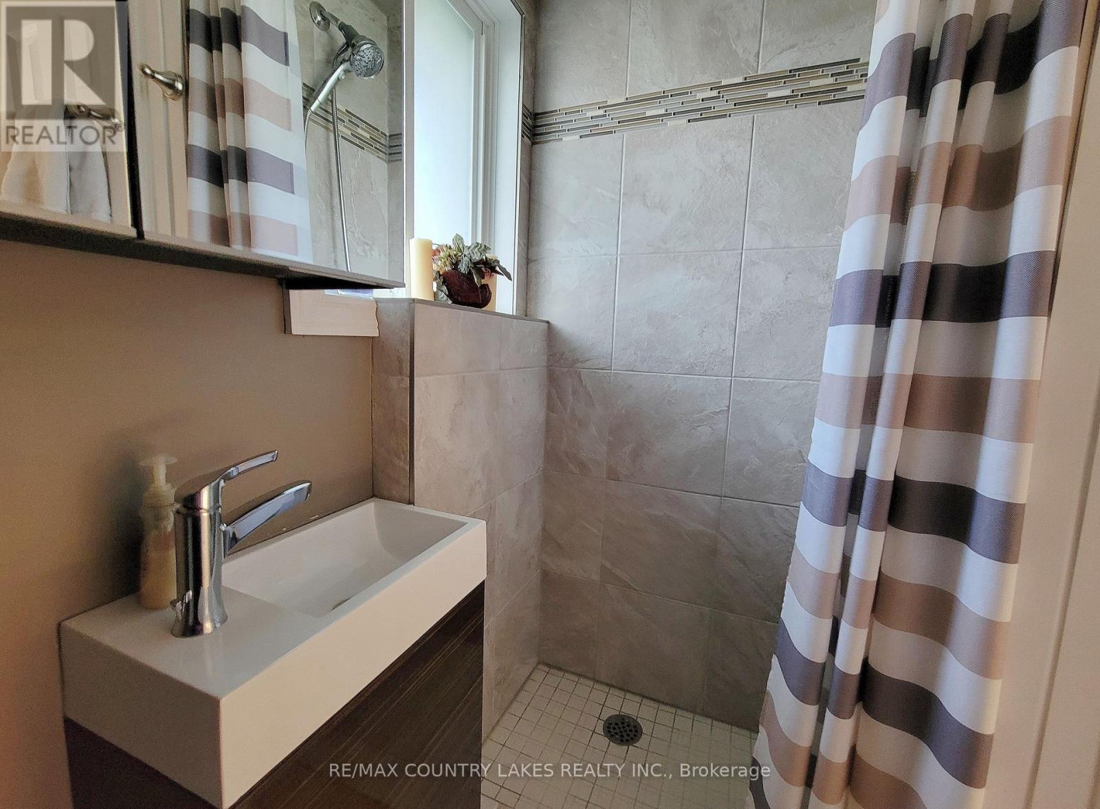 11 - 4 Paradise Boulevard, Ramara, ON - Indoor Photo Showing Bathroom