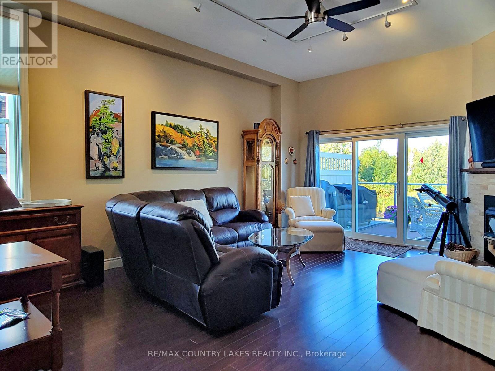 11 - 4 Paradise Boulevard, Ramara, ON - Indoor Photo Showing Living Room