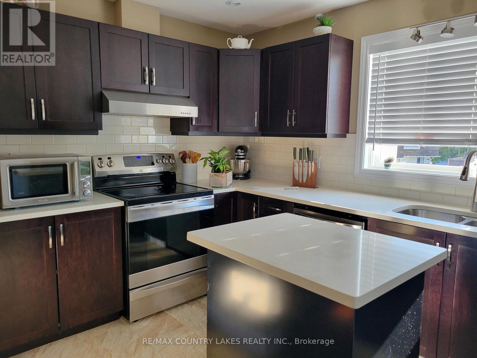 11 - 4 Paradise Boulevard, Ramara, ON - Indoor Photo Showing Kitchen