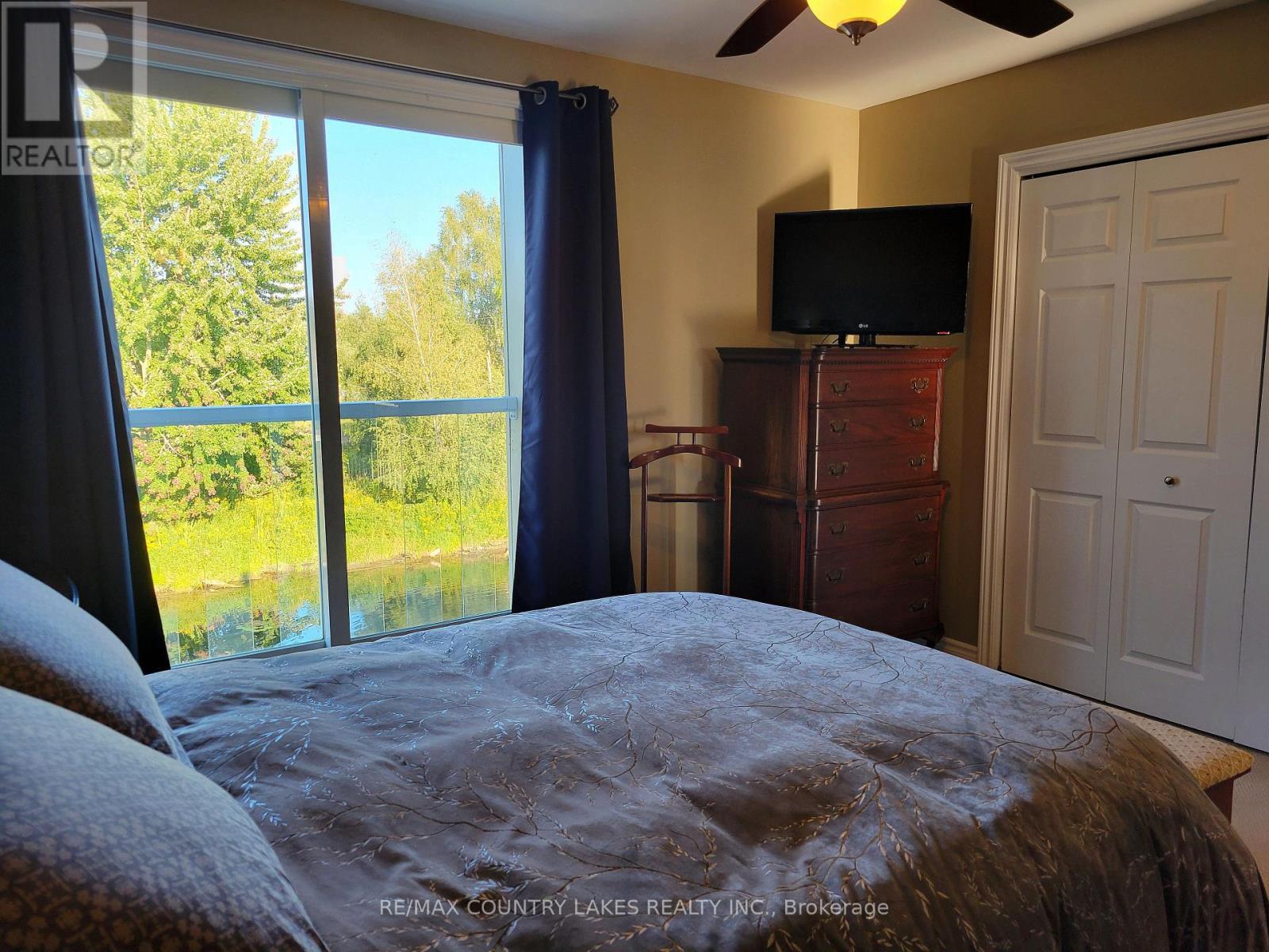 11 - 4 Paradise Boulevard, Ramara, ON - Indoor Photo Showing Bedroom