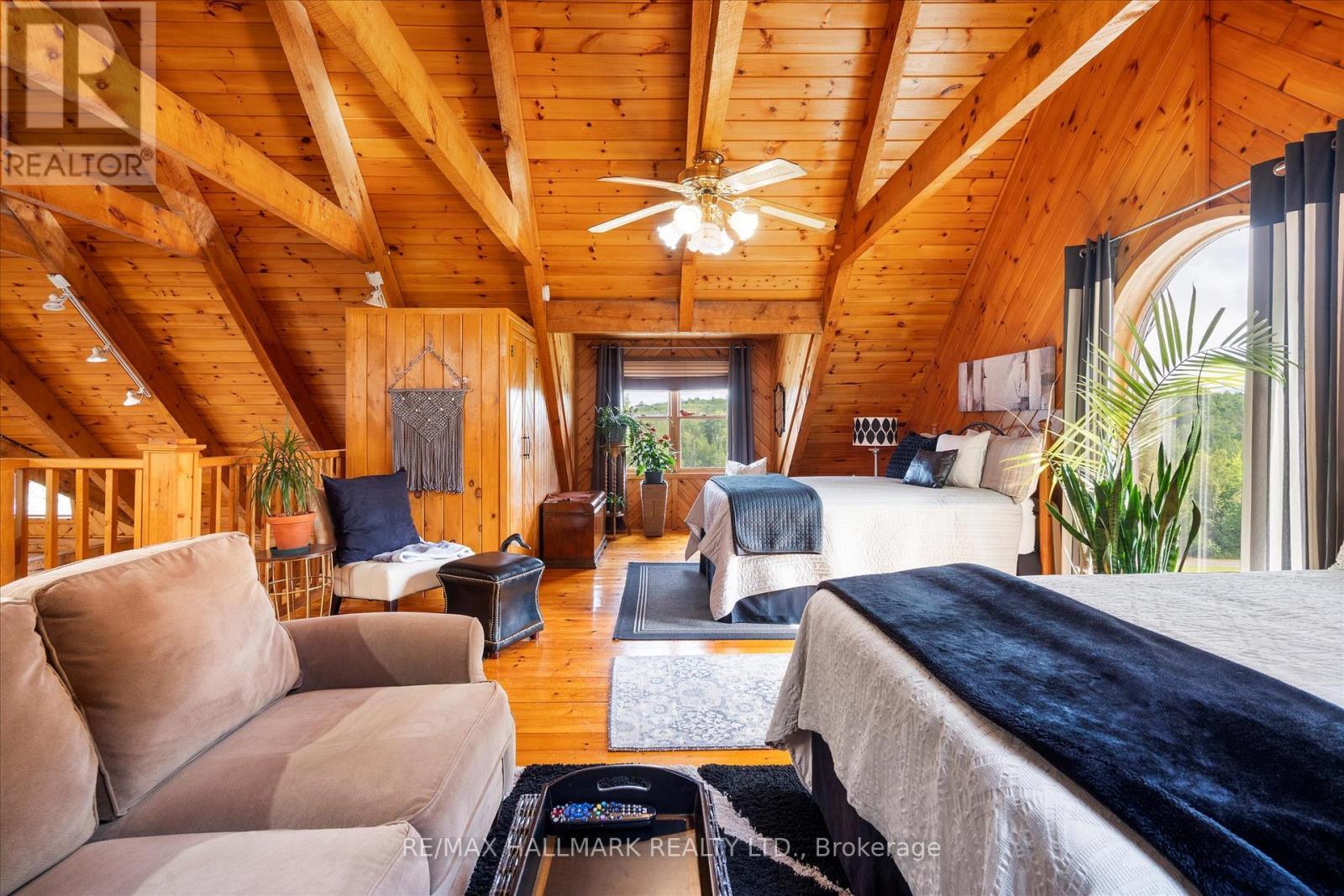 67 Telecom Road, Kawartha Lakes, ON - Indoor Photo Showing Living Room