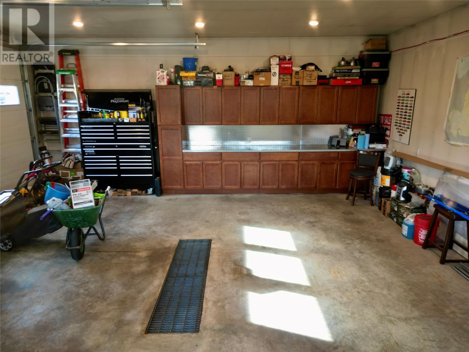 31 Foote Street, Pasadena, NL - Indoor Photo Showing Garage