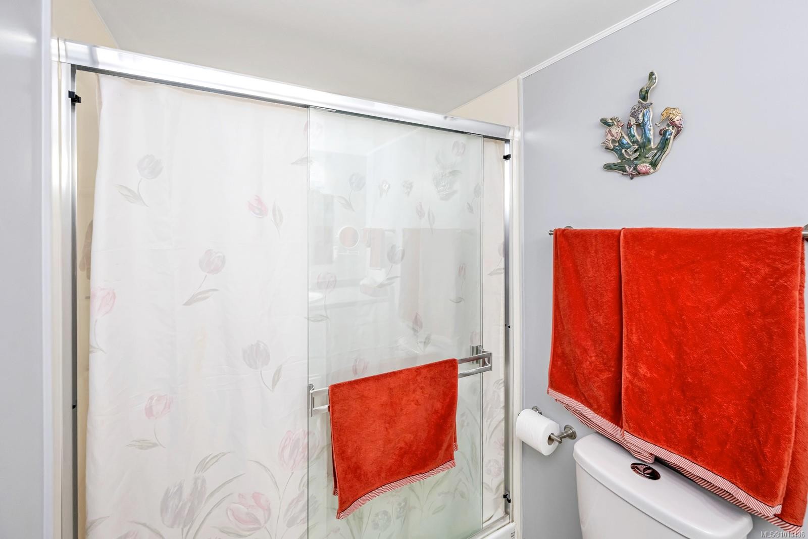 203-940 Inverness Rd, Saanich, BC - Indoor Photo Showing Bathroom