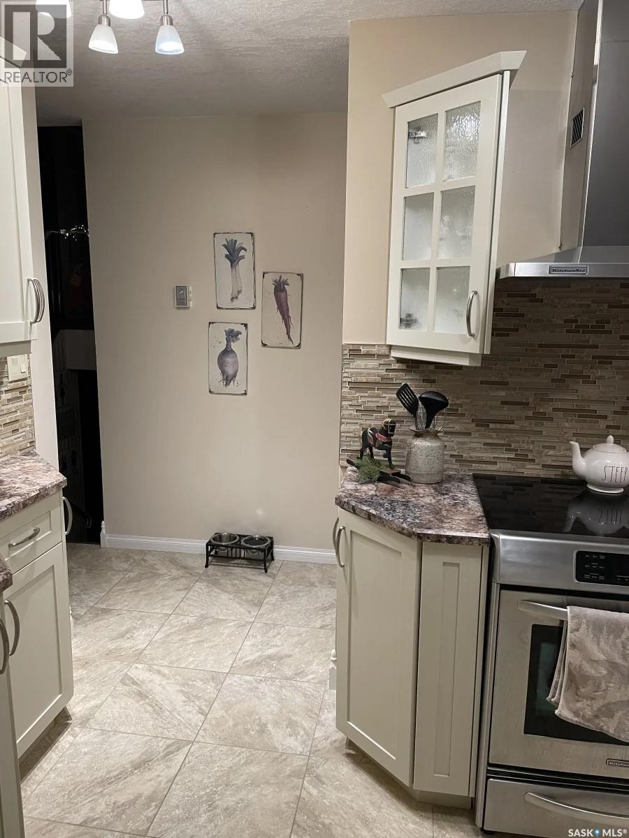 114 Garvin Crescent, Canora, SK - Indoor Photo Showing Kitchen With Upgraded Kitchen