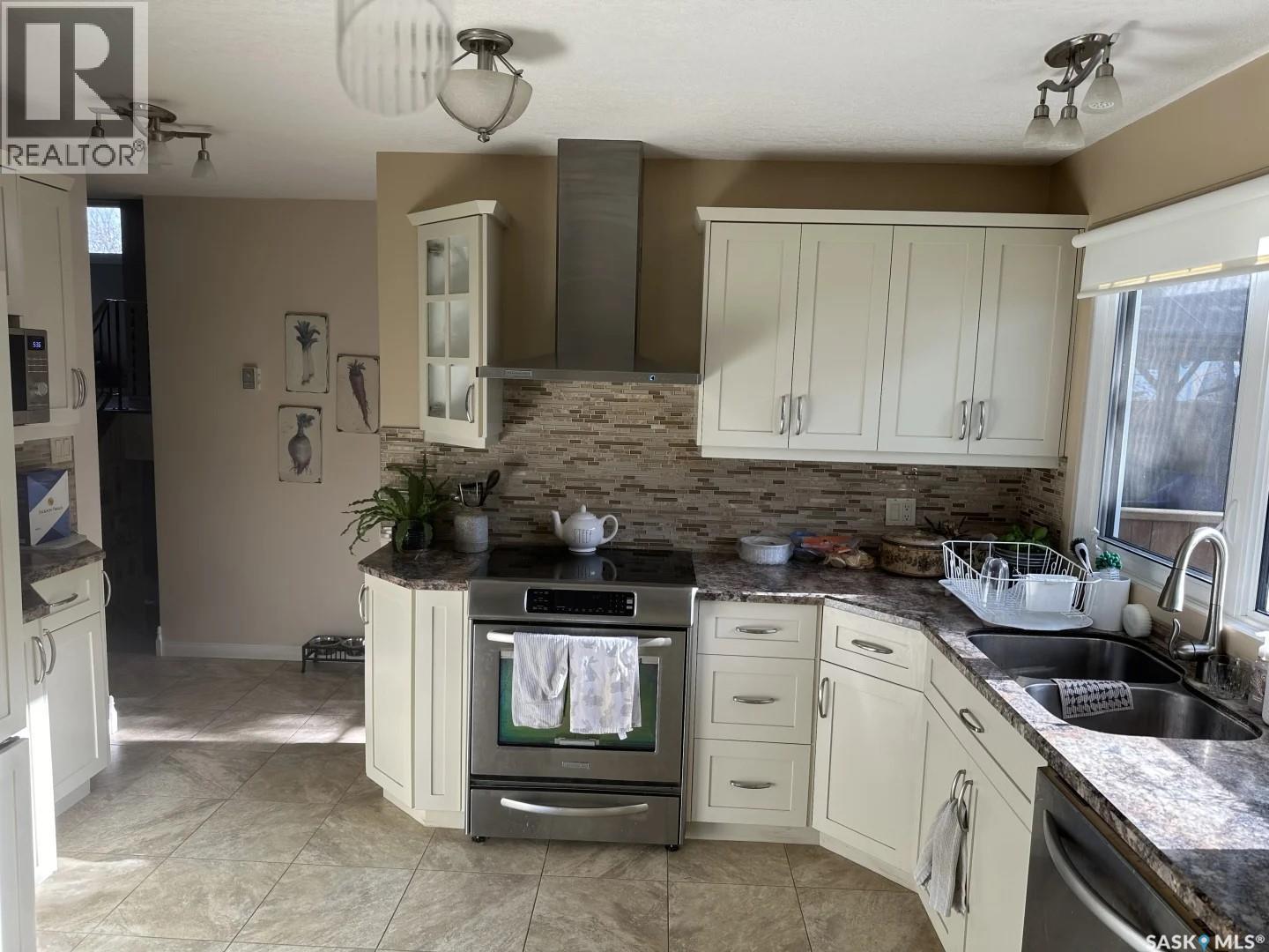 114 Garvin Crescent, Canora, SK - Indoor Photo Showing Kitchen With Double Sink With Upgraded Kitchen
