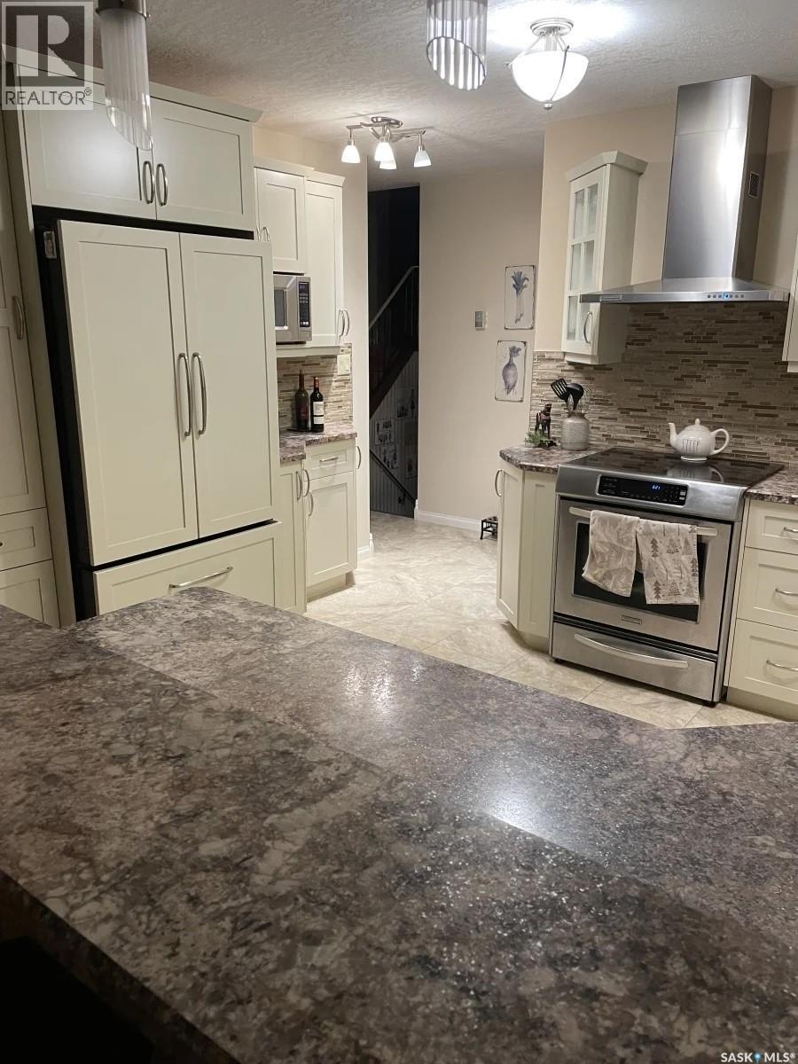 114 Garvin Crescent, Canora, SK - Indoor Photo Showing Kitchen With Upgraded Kitchen