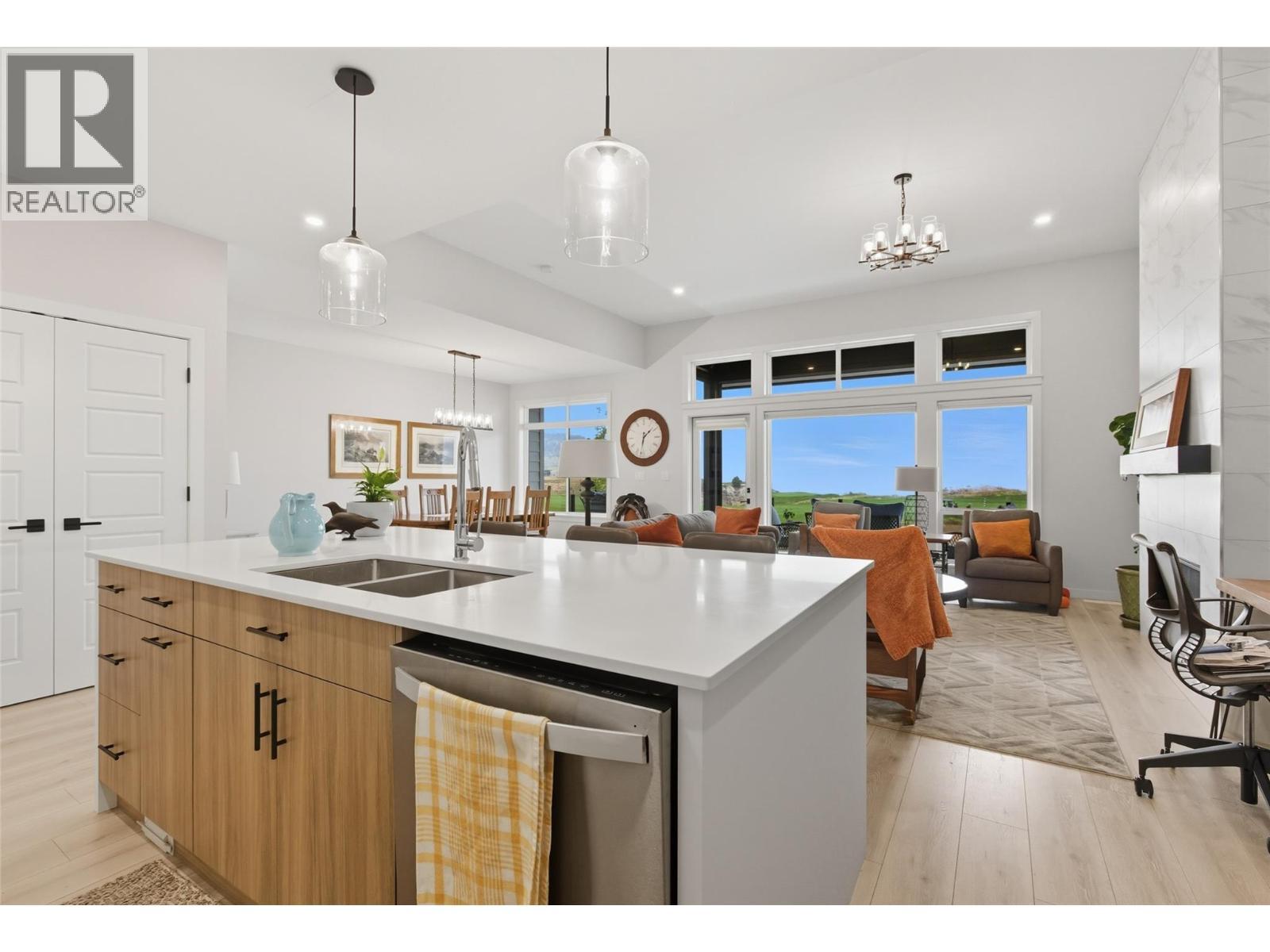 260 Rue Cheval Noir Unit# 17, Kamloops, BC - Indoor Photo Showing Kitchen With Double Sink