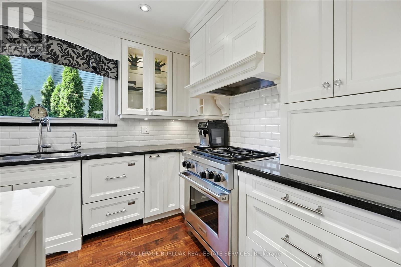 2209 Ghent Avenue, Burlington, ON - Indoor Photo Showing Kitchen With Upgraded Kitchen
