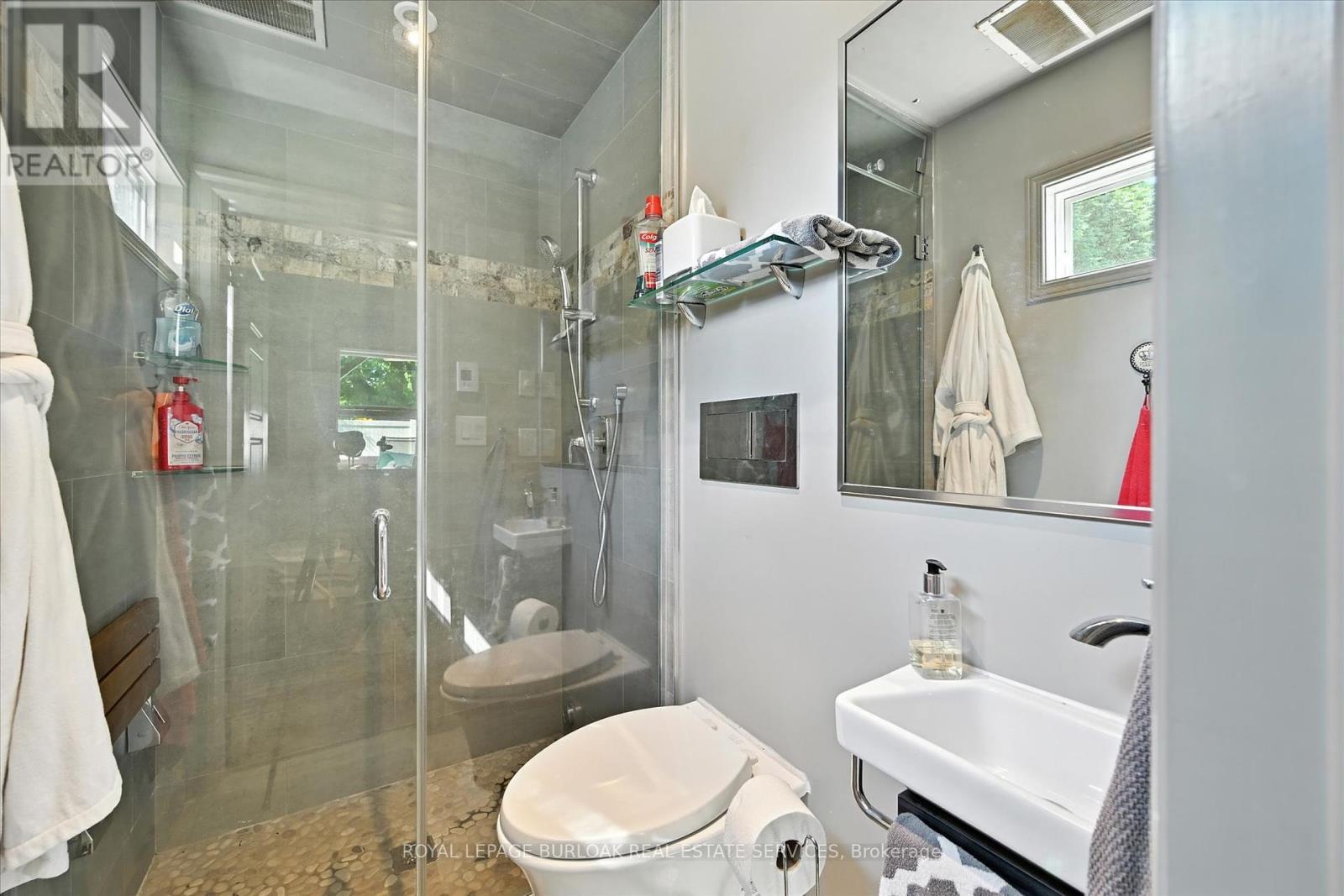 2209 Ghent Avenue, Burlington, ON - Indoor Photo Showing Bathroom