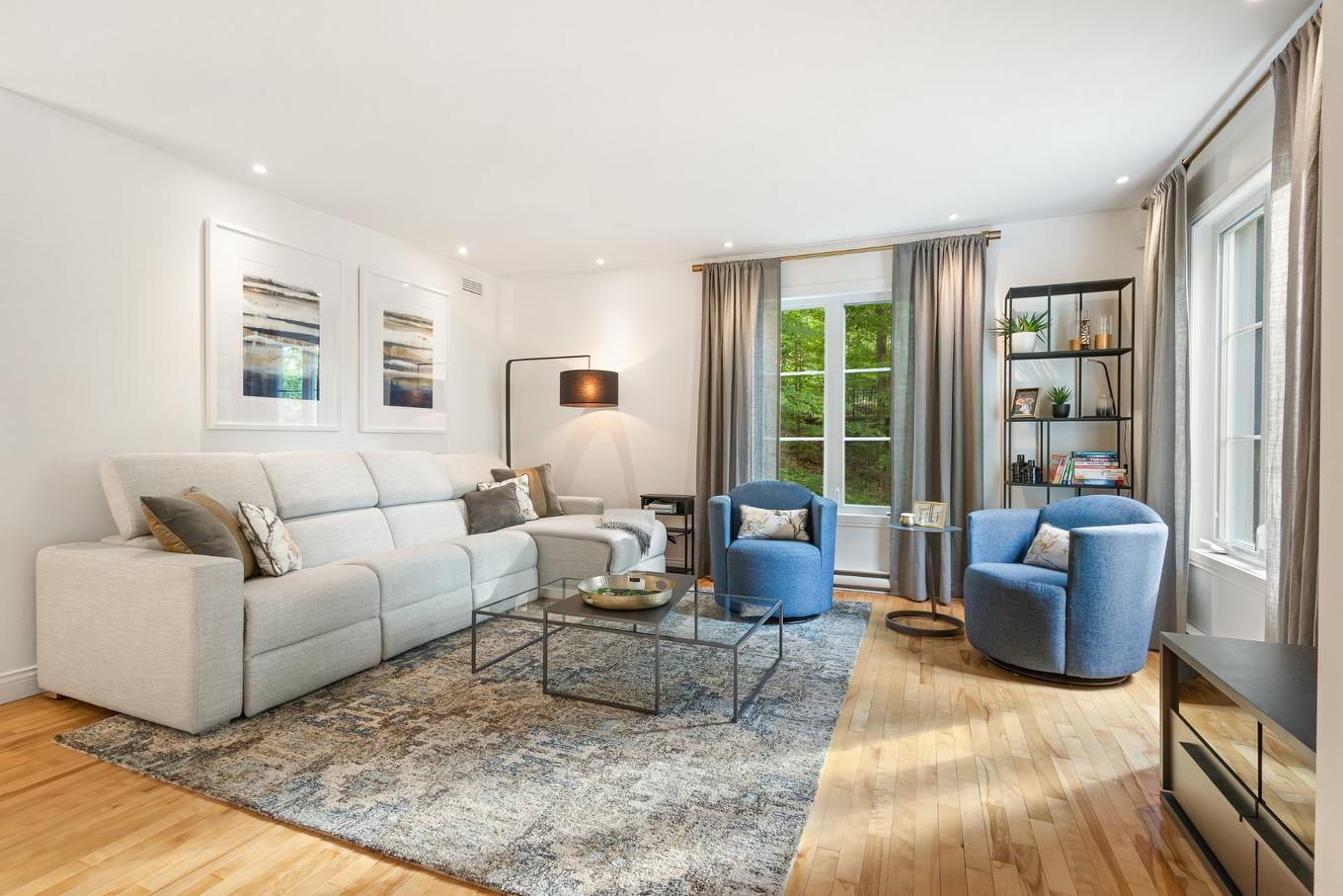 Salon - 120 Rue De Papineau, Bromont, QC - Indoor Photo Showing Living Room