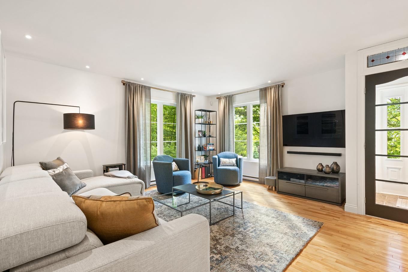 Salon - 120 Rue De Papineau, Bromont, QC - Indoor Photo Showing Living Room