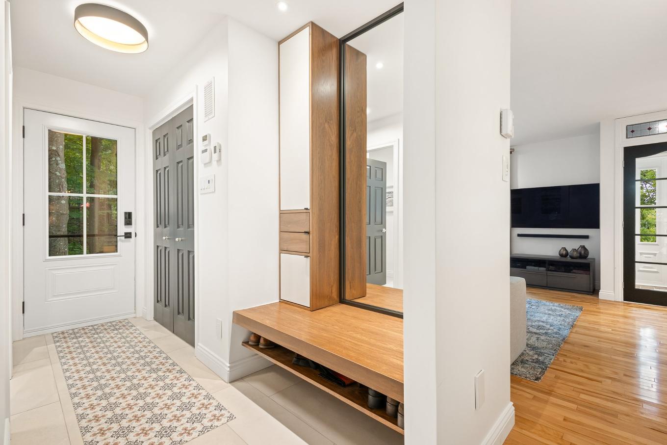 Hall d'entrée/Vestibule - 120 Rue De Papineau, Bromont, QC - Indoor Photo Showing Other Room