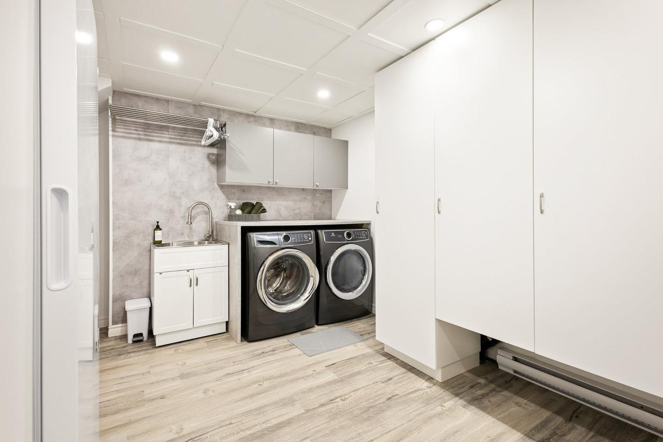 Salle de lavage - 120 Rue De Papineau, Bromont, QC - Indoor Photo Showing Laundry Room