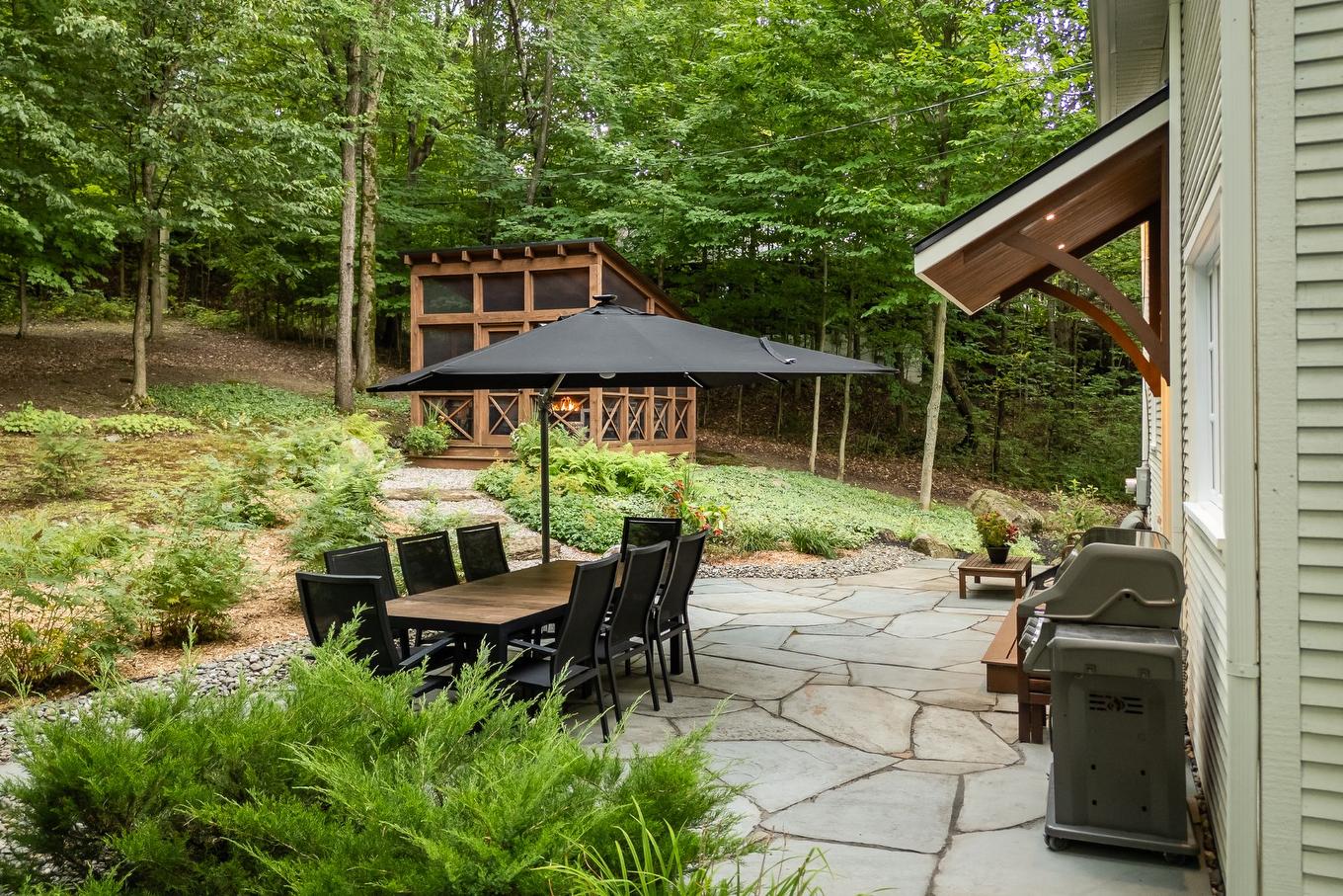 Cour - 120 Rue De Papineau, Bromont, QC - Outdoor