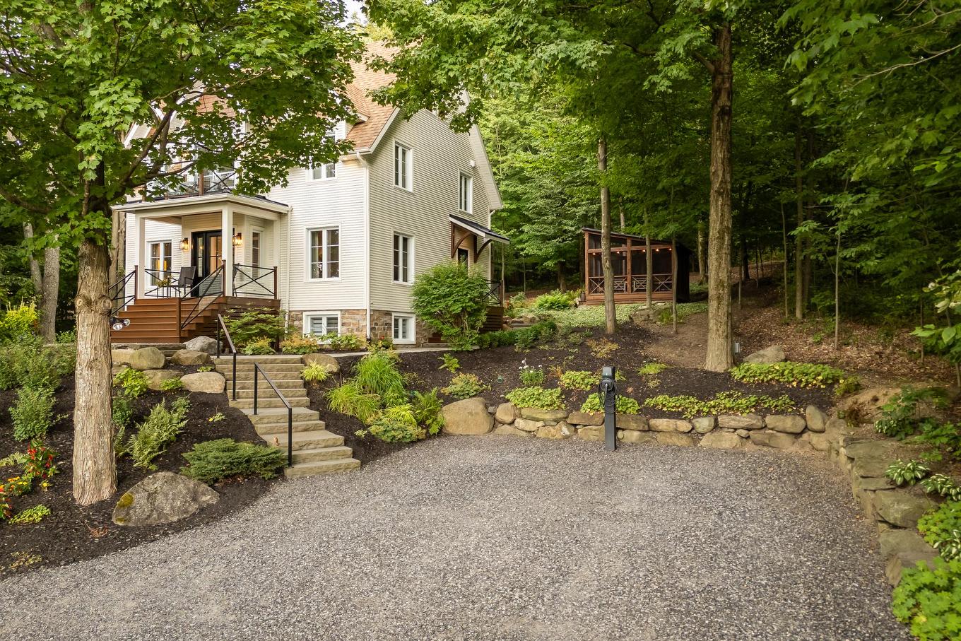 Façade - 120 Rue De Papineau, Bromont, QC - Outdoor