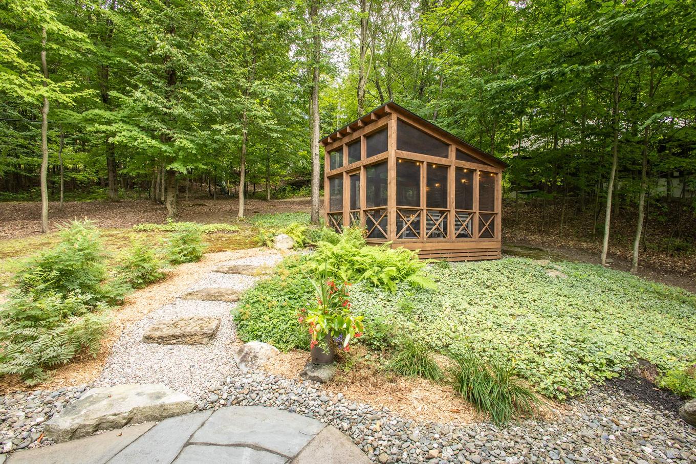 Cour - 120 Rue De Papineau, Bromont, QC - Outdoor