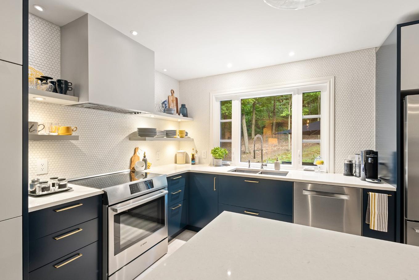 Cuisine - 120 Rue De Papineau, Bromont, QC - Indoor Photo Showing Kitchen With Double Sink With Upgraded Kitchen