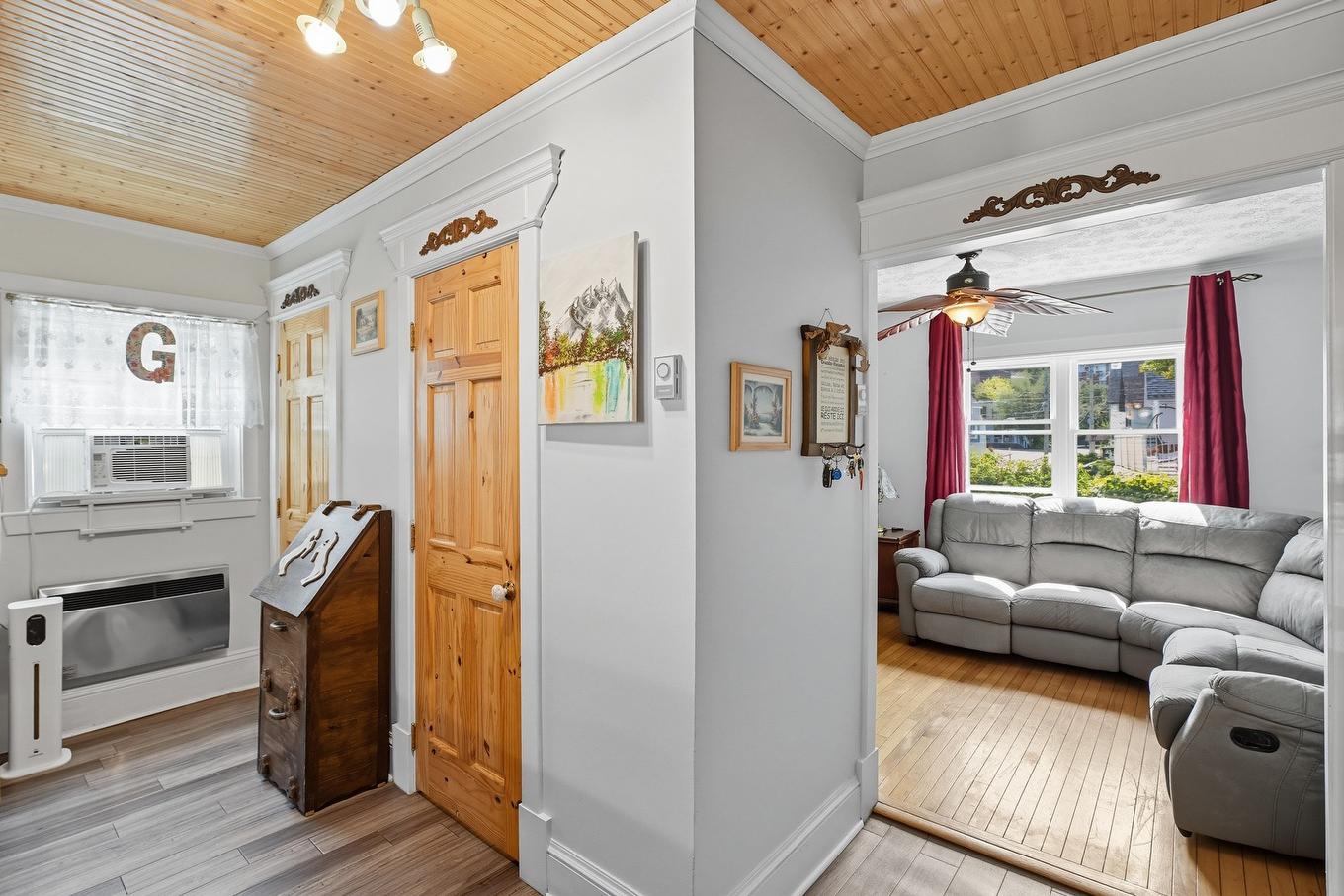 Vue d'ensemble - 11 Rue Garneau, Gatineau (Hull), QC - Indoor Photo Showing Living Room With Fireplace