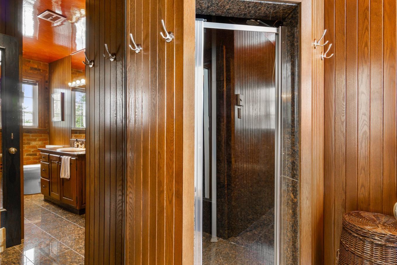 Salle de bains attenante à la CCP - 126 Rue Du Docteur-Fauteux, Shawinigan, QC - Indoor Photo Showing Other Room