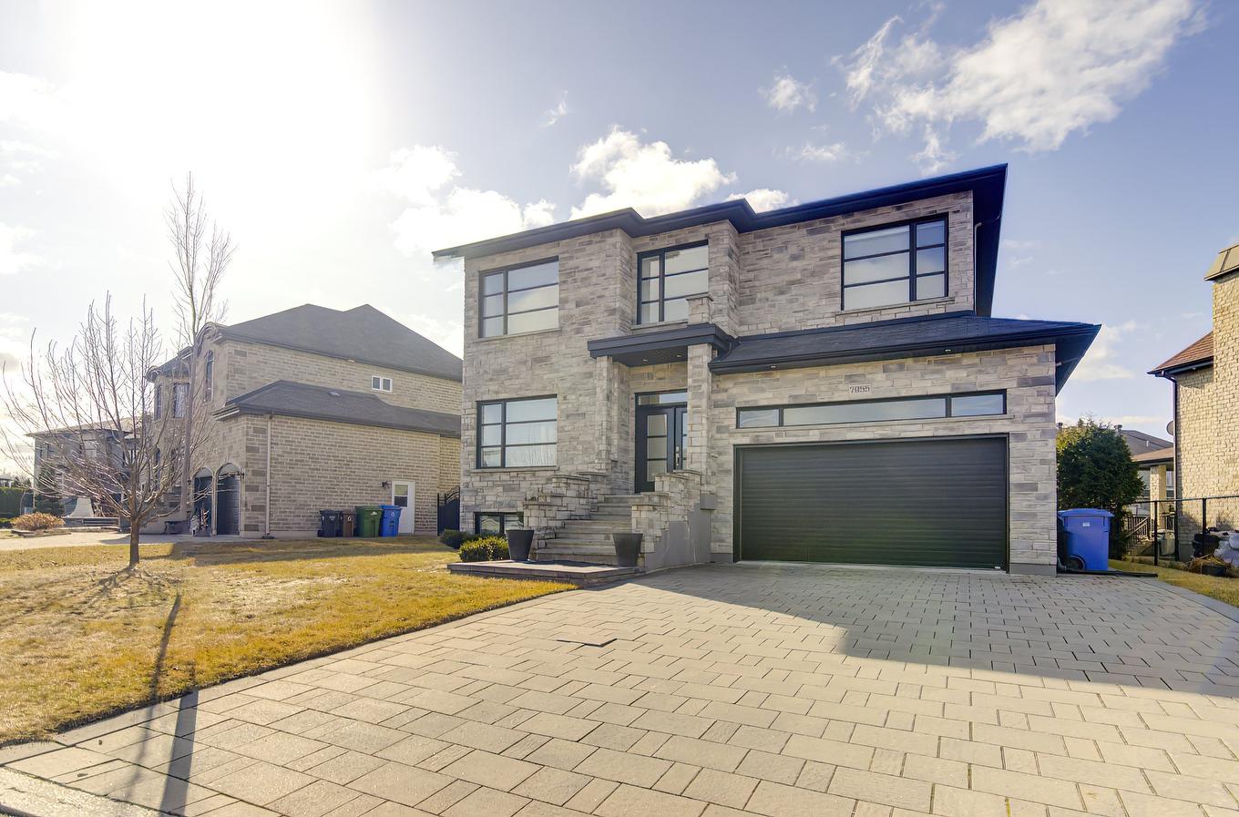 Frontage - 7955 Rue De Lausanne, Brossard, QC