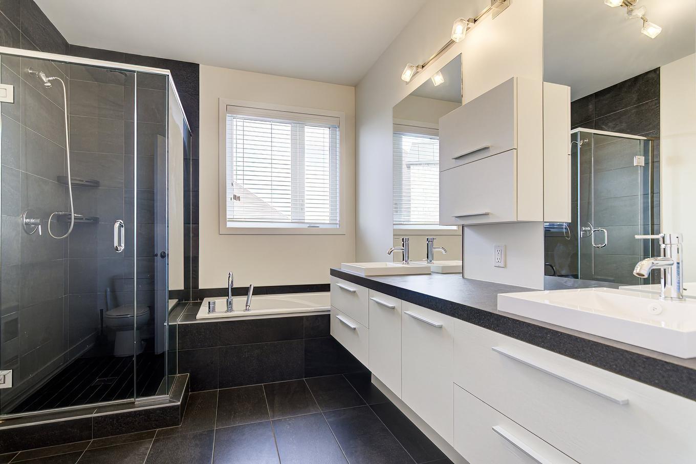 Bathroom - 7955 Rue De Lausanne, Brossard, QC