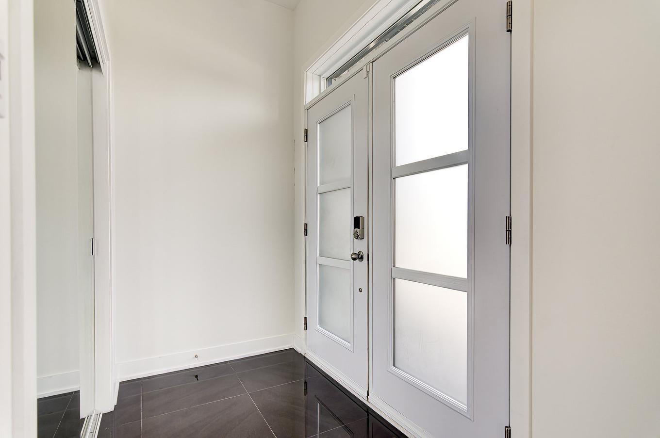 Hall - 7955 Rue De Lausanne, Brossard, QC