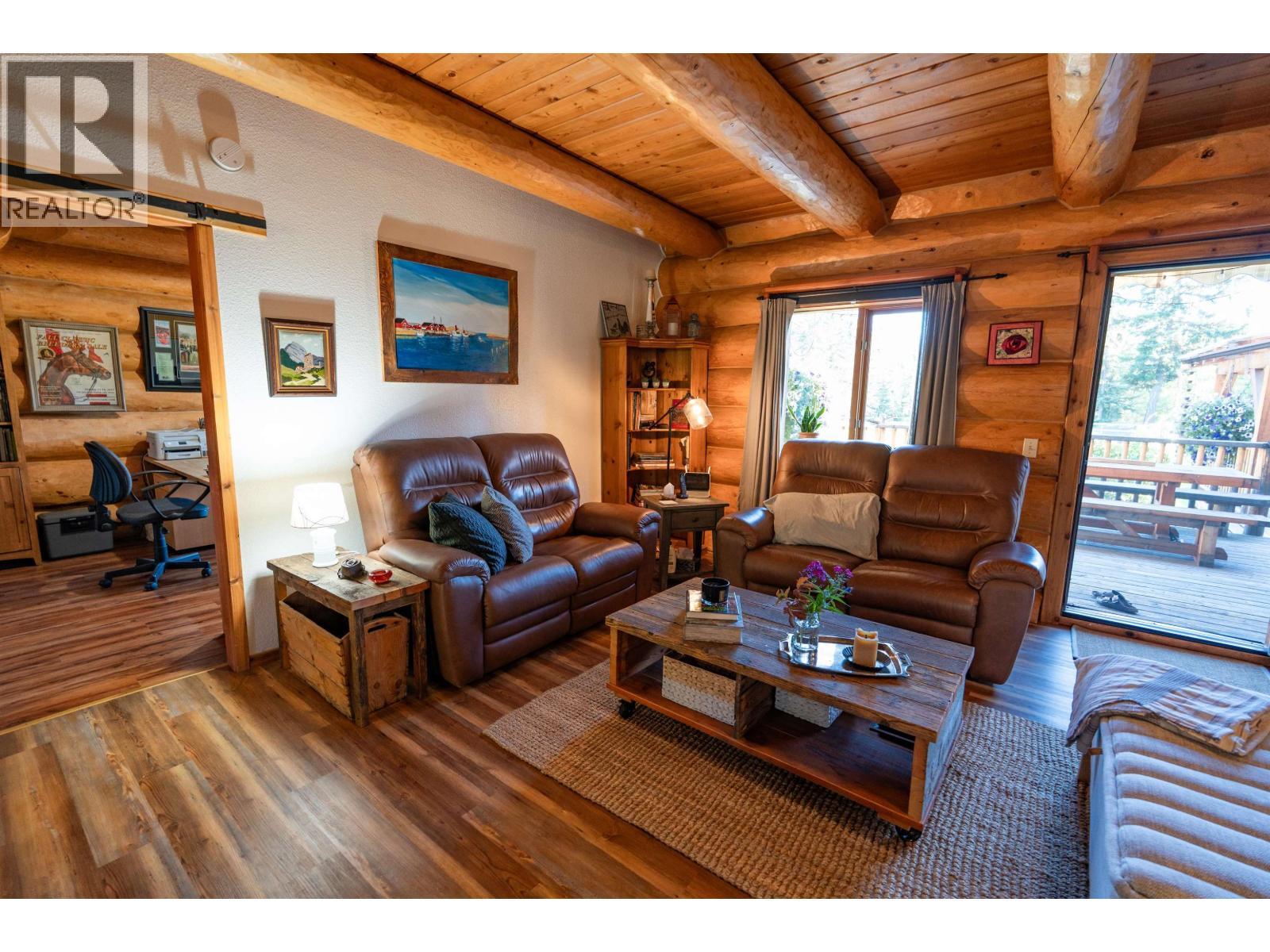 2982 Big Lake West Road, Williams Lake, BC - Indoor Photo Showing Living Room
