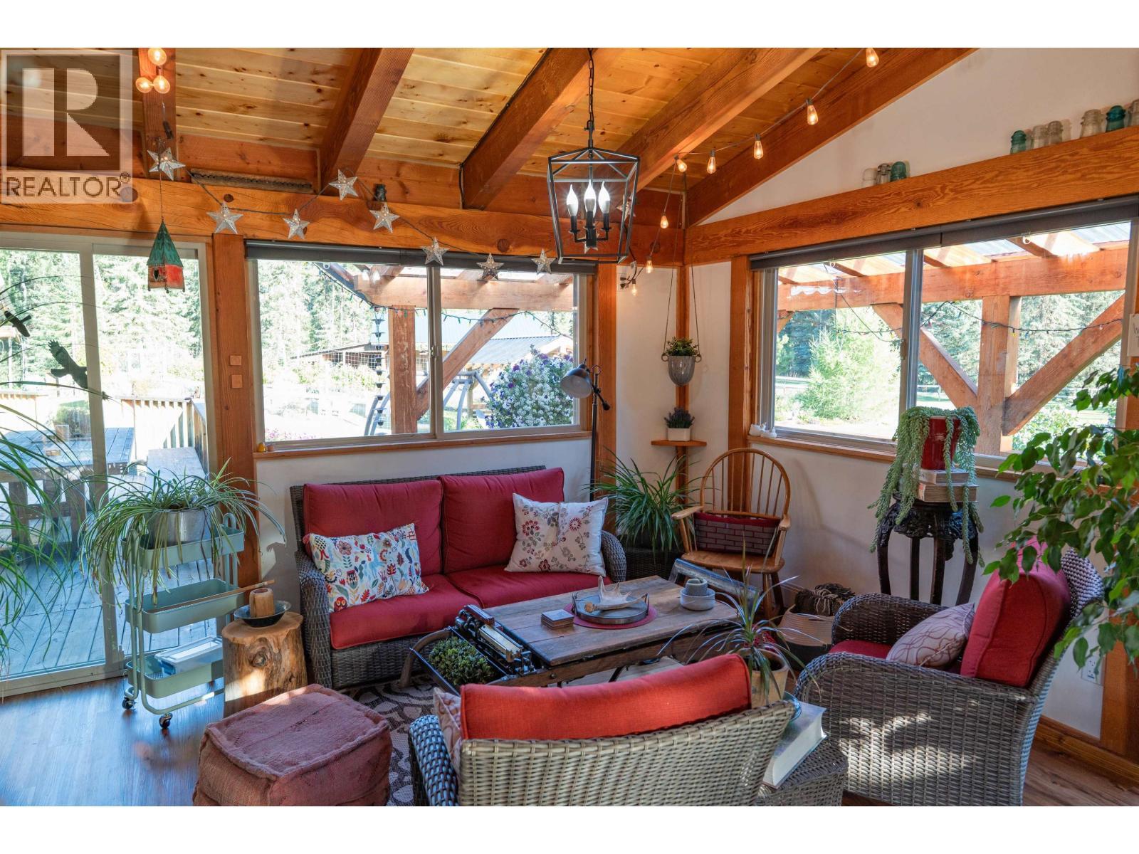 2982 Big Lake West Road, Williams Lake, BC - Indoor Photo Showing Living Room