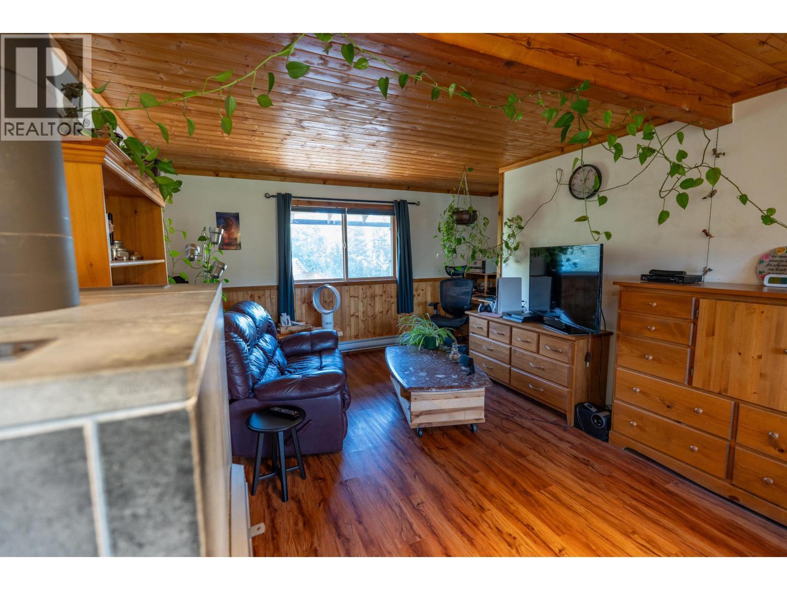 2982 Big Lake West Road, Williams Lake, BC - Indoor Photo Showing Living Room