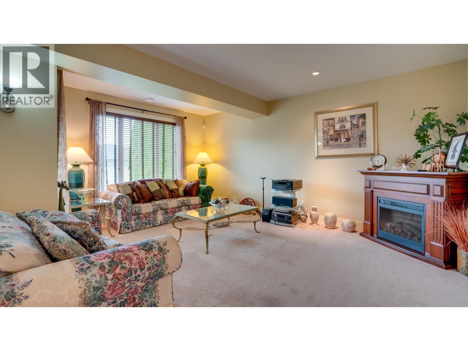 1404 Copper Mountain Court Unit# 13, Vernon, BC - Indoor Photo Showing Living Room With Fireplace
