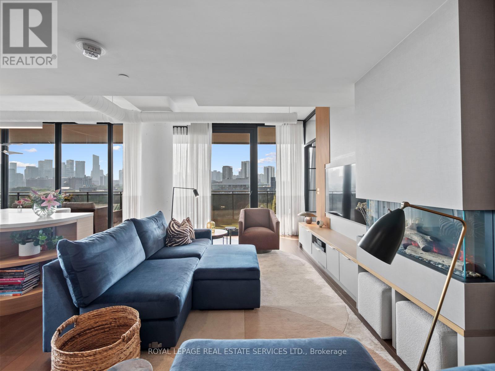 904 - 21 Lawren Harris Square, Toronto, ON - Indoor Photo Showing Living Room
