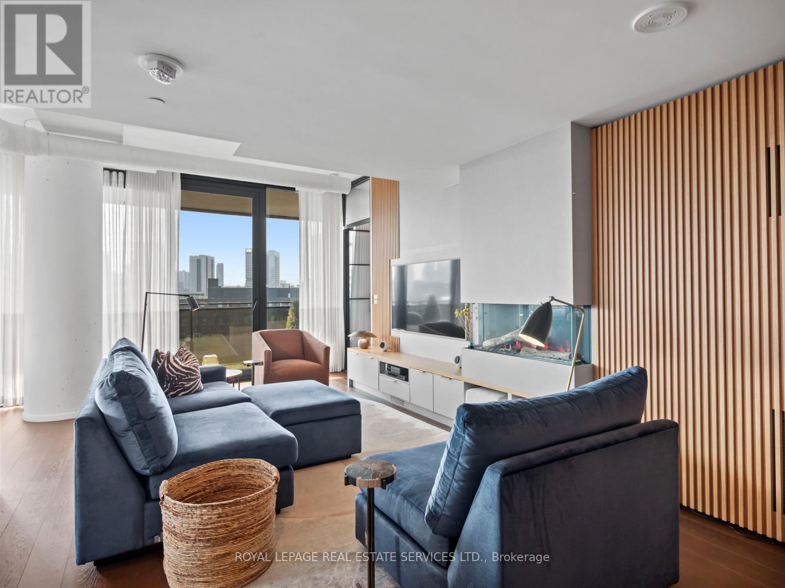 904 - 21 Lawren Harris Square, Toronto, ON - Indoor Photo Showing Living Room