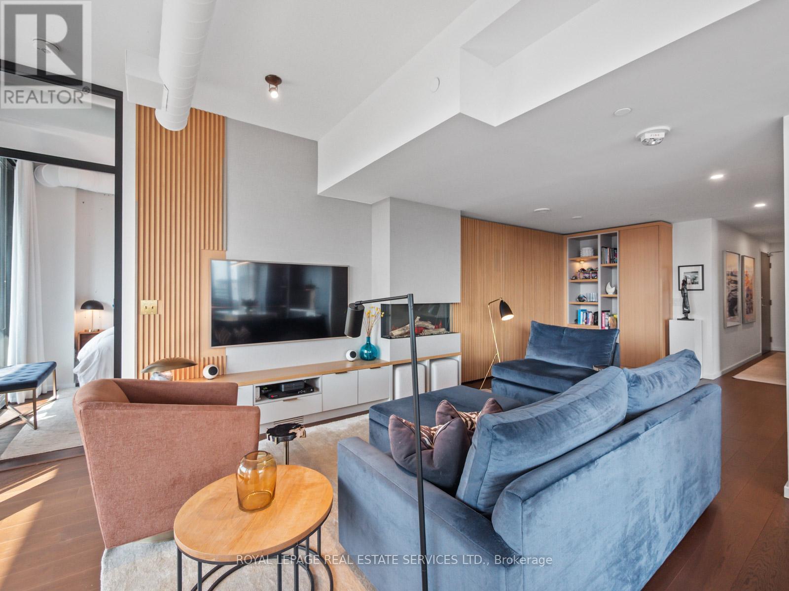 904 - 21 Lawren Harris Square, Toronto, ON - Indoor Photo Showing Living Room