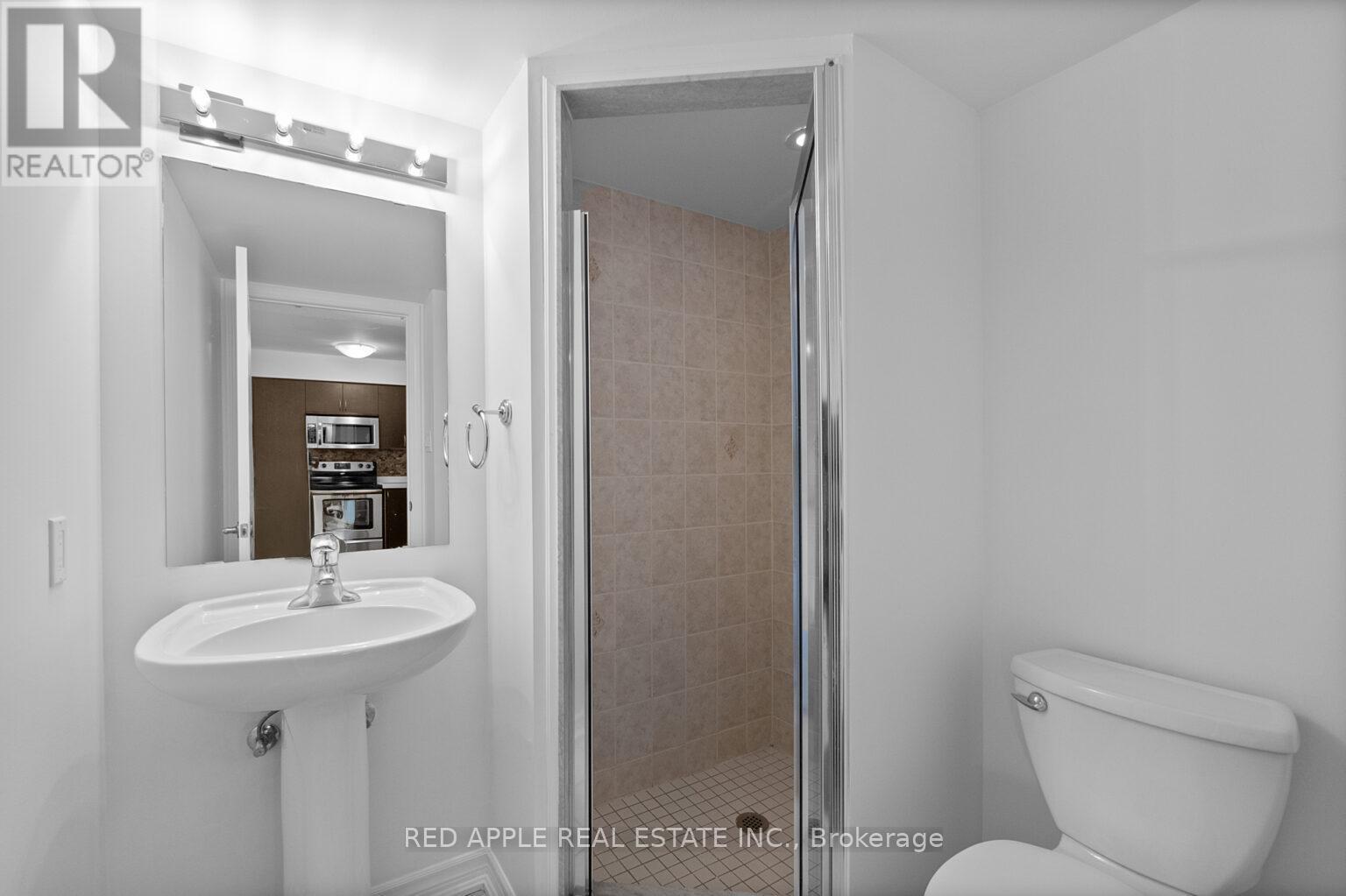 213 - 872 Sheppard Avenue W, Toronto, ON - Indoor Photo Showing Bathroom