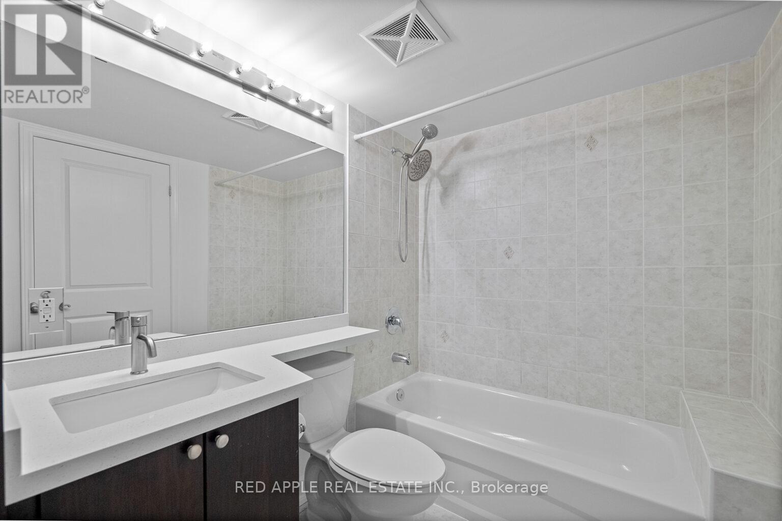 213 - 872 Sheppard Avenue W, Toronto, ON - Indoor Photo Showing Bathroom