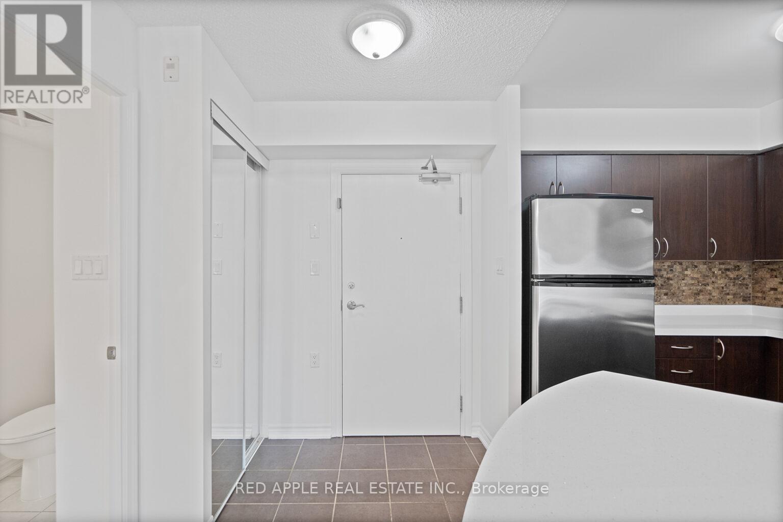 213 - 872 Sheppard Avenue W, Toronto, ON - Indoor Photo Showing Kitchen