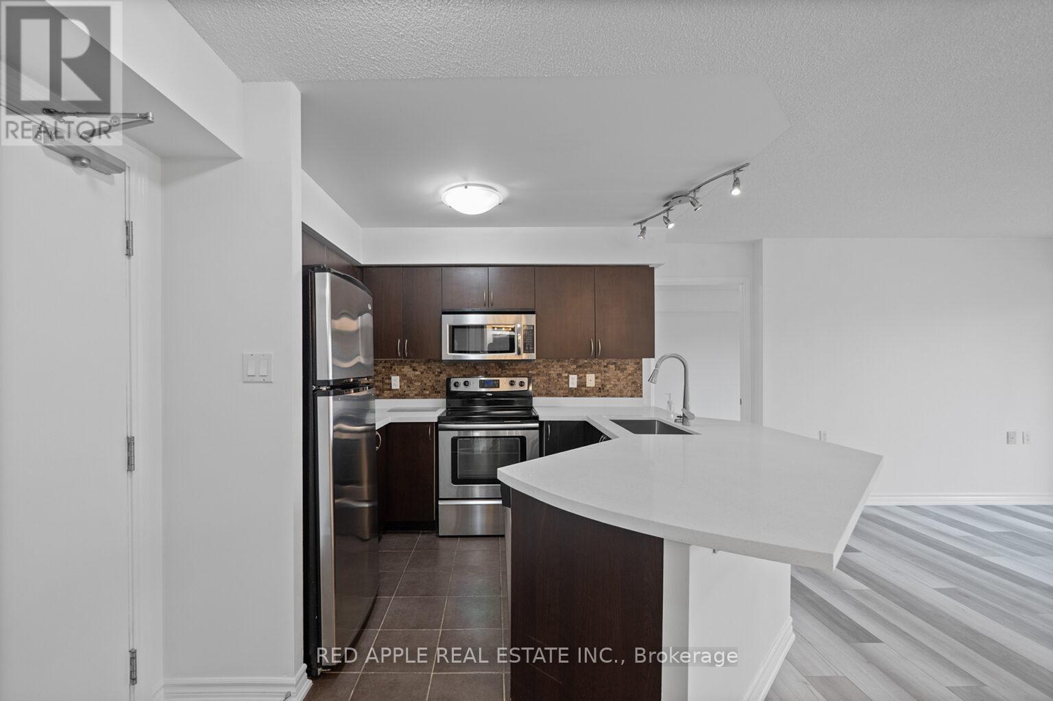 213 - 872 Sheppard Avenue W, Toronto, ON - Indoor Photo Showing Kitchen With Upgraded Kitchen
