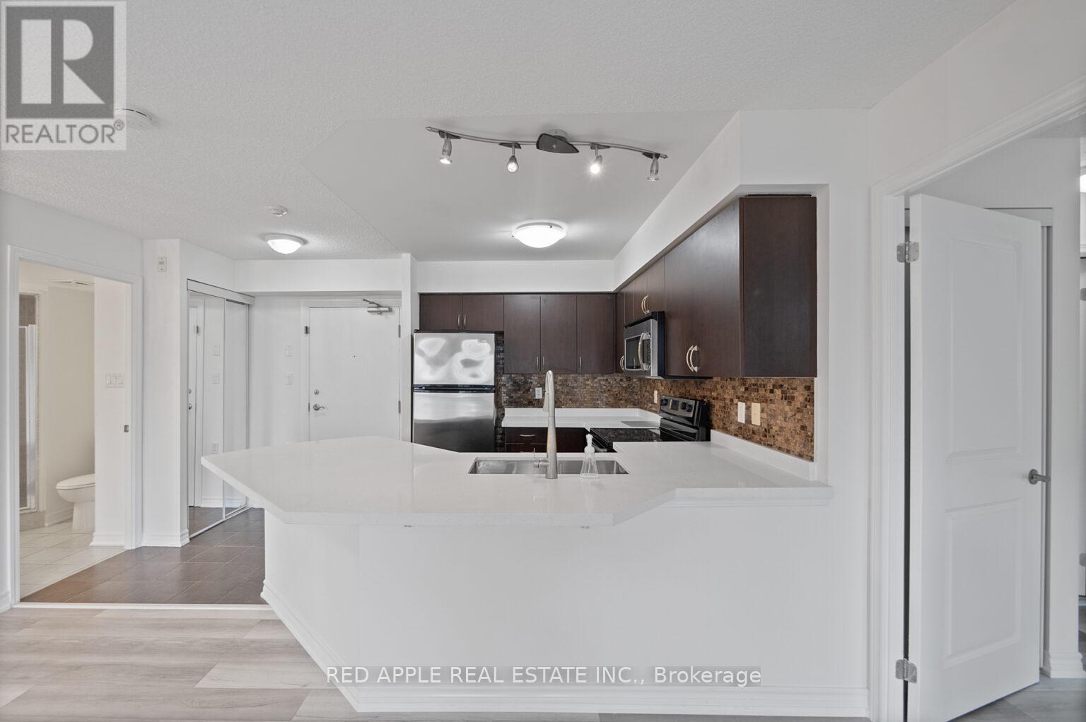 213 - 872 Sheppard Avenue W, Toronto, ON - Indoor Photo Showing Kitchen