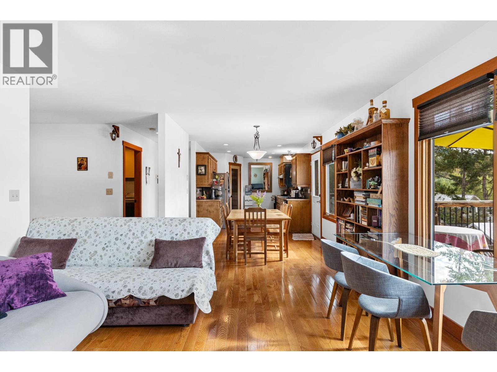 2504 Gould Road, Kamloops, BC - Indoor Photo Showing Living Room