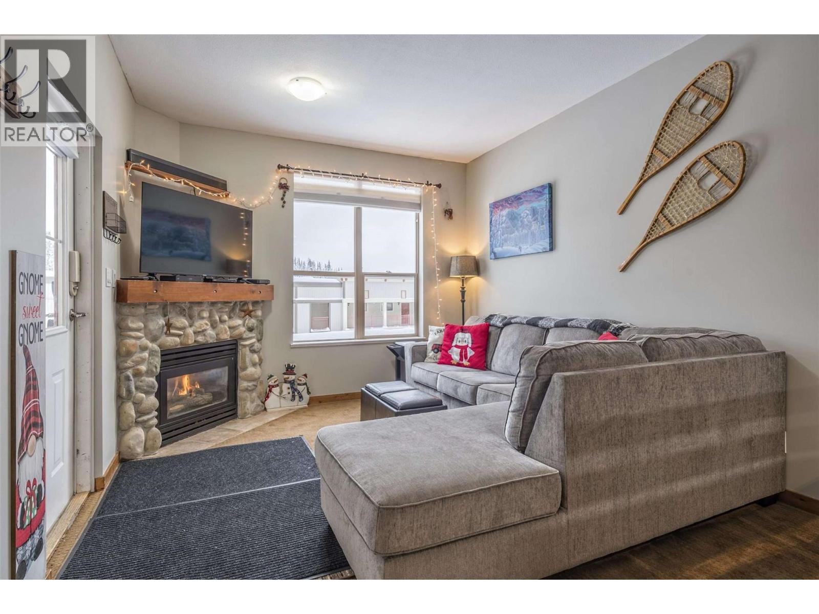 9802 Silver Star Road Unit# 109, Vernon, BC - Indoor Photo Showing Living Room With Fireplace