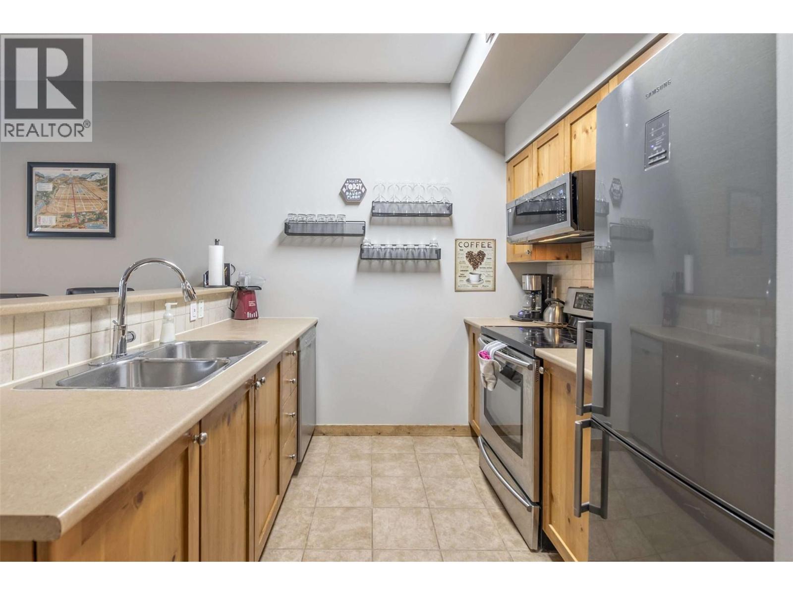 9802 Silver Star Road Unit# 109, Vernon, BC - Indoor Photo Showing Kitchen With Double Sink