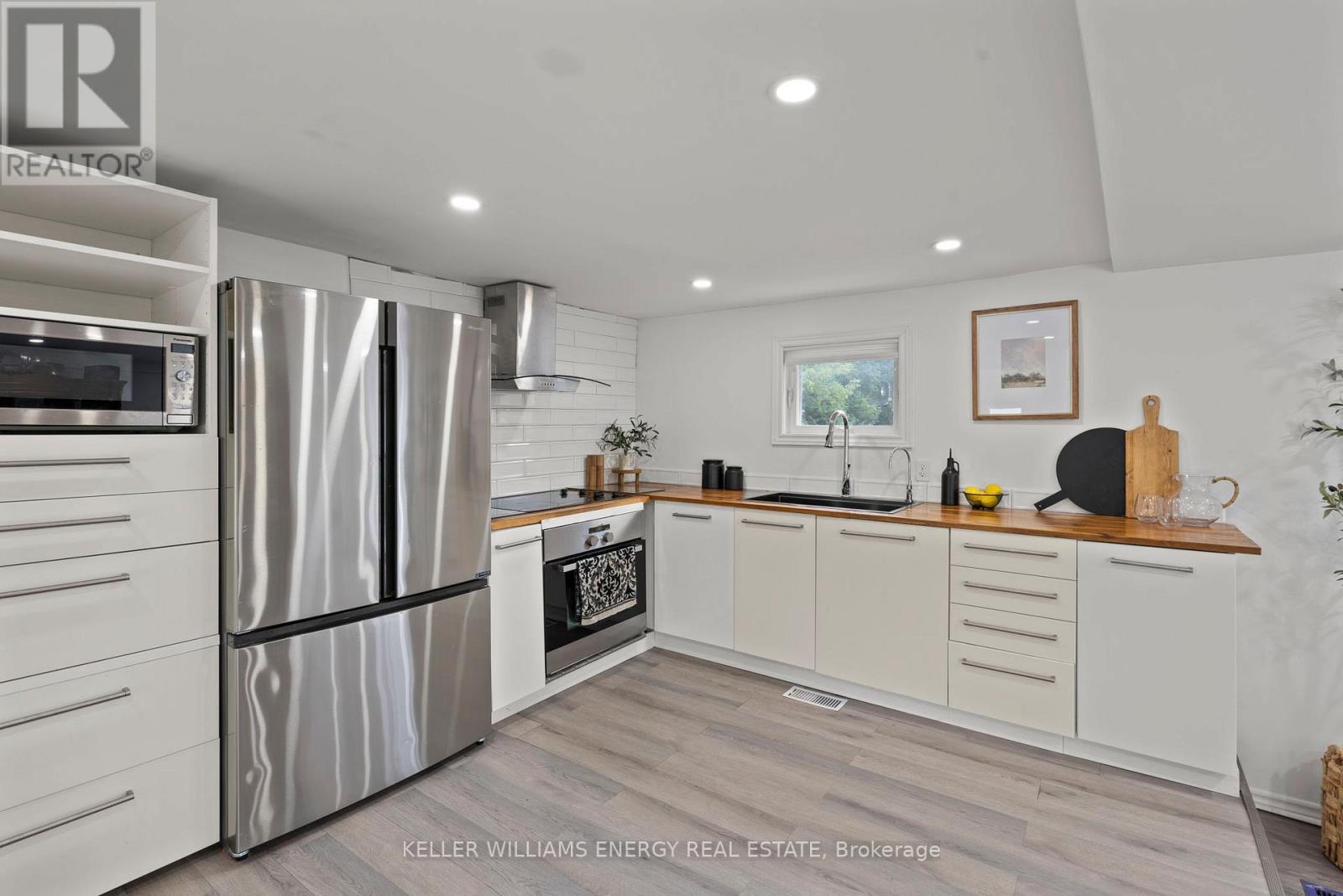 30 Pier Street, Scugog, ON - Indoor Photo Showing Kitchen With Upgraded Kitchen
