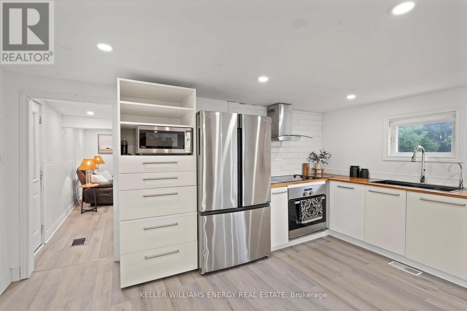 30 Pier Street, Scugog, ON - Indoor Photo Showing Kitchen With Upgraded Kitchen